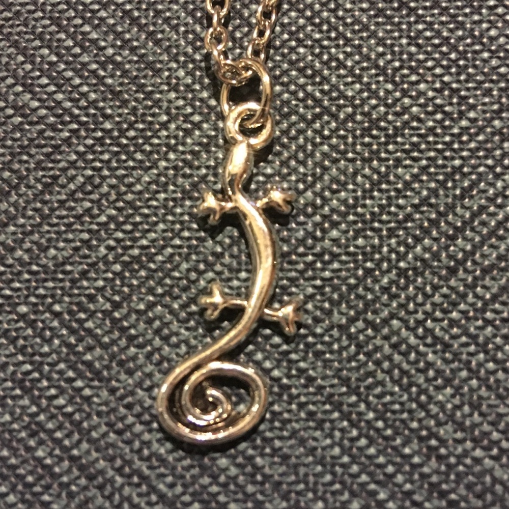 NWOT Lizard necklace